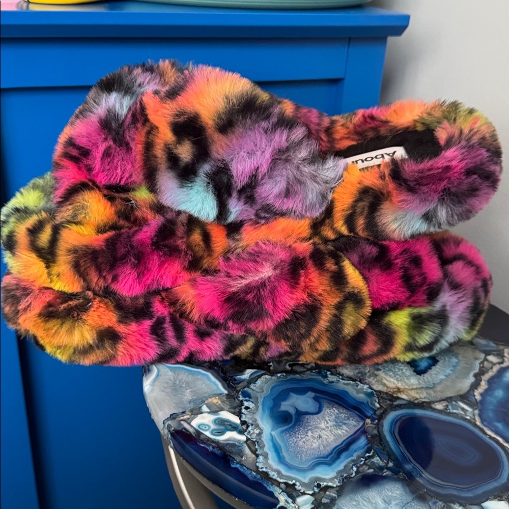 Fuzzy Slippers - Picture 5 of 8